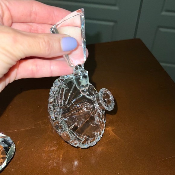 Crystal Tilted Diamond Shaped Bottle with Stopper & Heart Shaped Paperweight 💠 - Picture 10 of 11